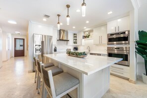 Fridge, microwave, oven, stovetop - Beachcomber 34 by Grand Cayman Villas (7 Mile Beach)