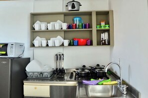 Micro-ondas, talheres/pratos/utensílios de cozinha