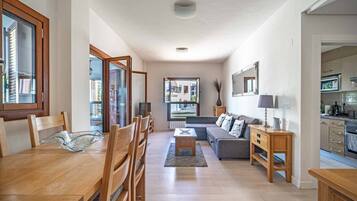 Een smart-tv en een stereo