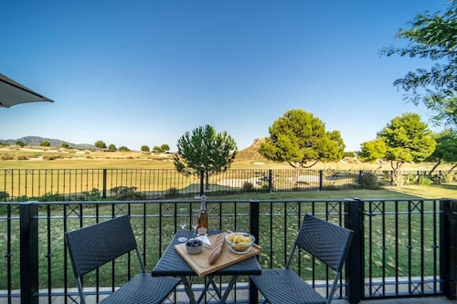 Front line Golf Course. 2 bedroom/bathroom apartment, private Jacuzzi area,