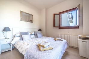 3 bedrooms, desk, iron/ironing board, free WiFi - Front line Golf Course. 2 bedroom/bathroom apartment, private Jacuzzi area, (Banos Y Mendigo)