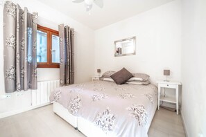 3 bedrooms, desk, iron/ironing board, free WiFi