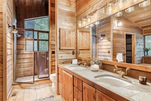 Combined shower/tub, hair dryer, towels