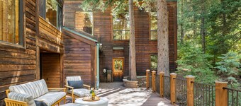 5 BEDROOM, MOUNTAIN VIEWS, SOUNDS OF STREAM, LARGE DECK, HOT TUB, CLASSIC SUNDANCE CABIN