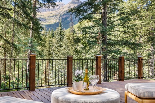 5 BEDROOM, MOUNTAIN VIEWS, SOUNDS OF STREAM, LARGE DECK, HOT TUB, CLASSIC SUNDANCE CABIN