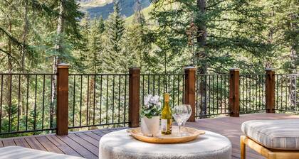 5 BEDROOM, MOUNTAIN VIEWS, SOUNDS OF STREAM, LARGE DECK, HOT TUB, CLASSIC SUNDANCE CABIN