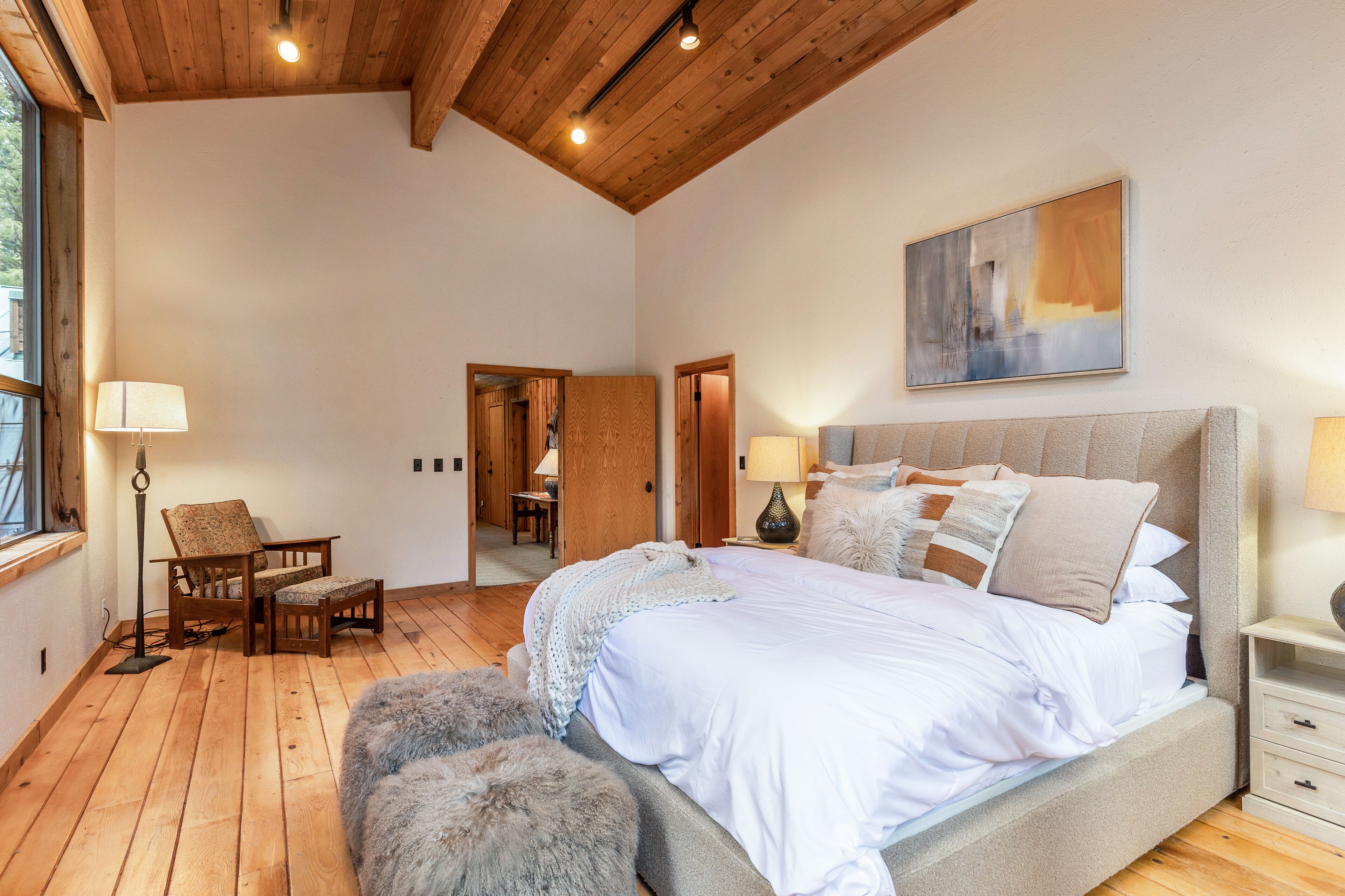 5 bedrooms, iron/ironing board, WiFi, bed sheets