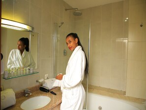 Whirlpool, Hydromassagedusche, Haartrockner, Bademäntel