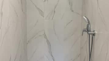 Kamar Double Keluarga | Kamar mandi | Shower, pancuran hujan, dan handuk