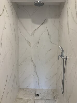 Family Double Room | Bathroom | Shower, rainfall showerhead, towels - La Métairie - Orx (Orx)
