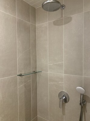 Family Double Room | Bathroom | Shower, rainfall showerhead, towels - La Métairie - Orx (Orx)