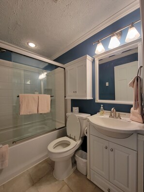 Combined shower/bathtub, towels