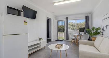Coastal Chic Apartment Only Minutes to the Beach