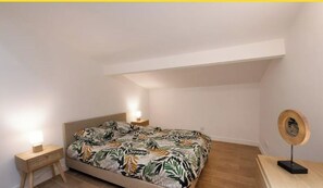 1 bedroom, desk, free WiFi, bed sheets - Le Craponne - Magnificent apartment in the city center with parking (Salon-de-Provence)
