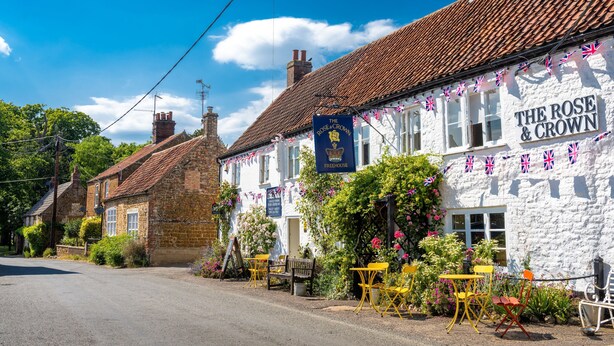 A traditional white building with a sign reading "The Rose & Crown Freehouse". - Sandpiper House (4), Ingoldisthorpe, Norfolk (Ingoldisthorpe)