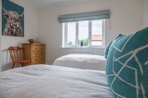 2 bedrooms, iron/ironing board, internet, bed sheets