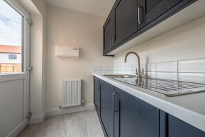 Mikrovågsugn, diskmaskin, kaffe- och tebryggare och barnstol