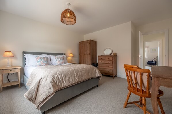 2 slaapkamers, een strijkplank/strijkijzer, internet, beddengoed