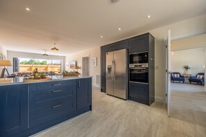 ميكروويف، غسالة أطباق، ماكينة لصنع القهوة/الشاي، كرسي للأطفال