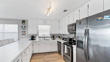 Een koelkast, een microgolfoven, een oven, een kookplaat