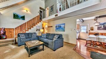 Smart TV, chimenea, reproductor de DVD y futbolito