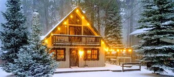 Cozy A-Frame, wood fireplace, games, pets, wheelchair-friendly