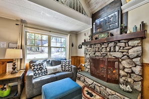 Smart TV, chimenea, reproductor de DVD y futbolito 