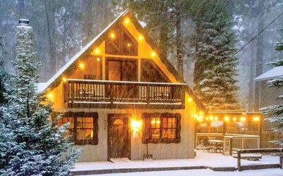 Cozy A-Frame, wood fireplace, games, pets, wheelchair-friendly