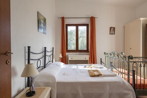 2 bedrooms, iron/ironing board, free WiFi