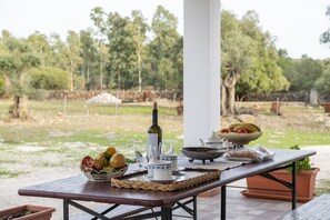 Outdoor dining - Holiday Home 'Casa Vacanze Bonu Iloghe' with Mountain View, Private Terrace and Wi-Fi (Dorgali)