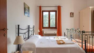 2 bedrooms, iron/ironing board, free WiFi