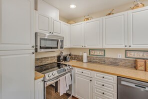 House, 3 Bedrooms | Private kitchen | Fridge, oven, coffee/tea maker, toaster - Elk Crossing Cozy Cabin At Crystal Mountain 3 Bedroom Home by RedAwning (Enumclaw)