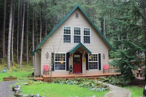 House, 3 Bedrooms | Exterior - Elk Crossing Cozy Cabin At Crystal Mountain 3 Bedroom Home by RedAwning (Enumclaw)