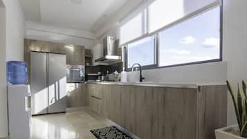 Condo, 3 Bedrooms | Dapur peribadi | Peti sejuk, ketuhar, pembancuh kopi/teh, pembakar roti