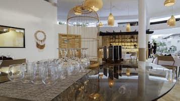 Condo, 3 Bedrooms | Bar (di hartanah)
