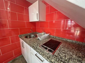 Kühlschrank, Mikrowelle, Herdplatte, Wasserkocher