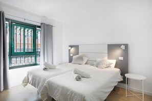 3 slaapkamers, een strijkplank/strijkijzer, gratis wifi, beddengoed