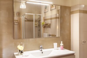 Douche, sèche-cheveux, serviettes fournies