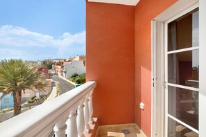 Property grounds - 3-Bedroom Holiday Apartment near Santa Cruz with Balcony and Wi-Fi (Santa Cruz de Tenerife)