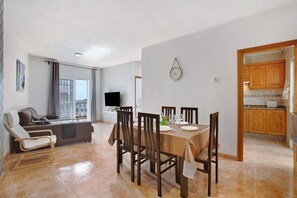 Interior - 3-Bedroom Holiday Apartment near Santa Cruz with Balcony and Wi-Fi (Santa Cruz de Tenerife)
