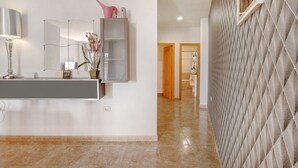 Une salle de bain moderne avec un meuble-lavabo, un miroir et des objets décoratifs.