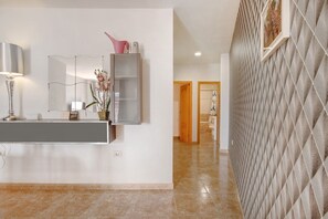 Interior - 3-Bedroom Holiday Apartment near Santa Cruz with Balcony and Wi-Fi (Santa Cruz de Tenerife)
