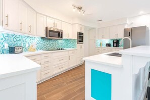 Casa, 4 habitaciones | Cocina privada | Refrigerador con congelador, horno, cafetera y tetera y tostadora 