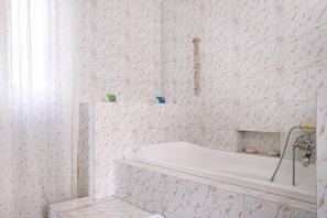 Bathtub, hair dryer, towels - Suite in Villa with Park: Private Terrace, Wi-Fi, and Air Conditioning (Varese)