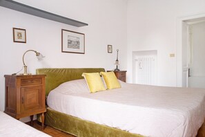 2 عدّة غرف نوم ومكواة/لوح كي وواي  فاي مجانًا وملاءات أسرّة