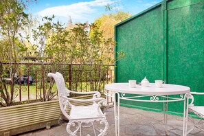 Outdoor dining - Apartment 'Suite in Villa Con Parco' with Private Terrace, Wi-Fi and Air Conditioning (Varese)