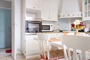 Fridge, microwave, oven, stovetop - Suite in Villa with Park: Private Terrace, Wi-Fi, and Air Conditioning (Varese)