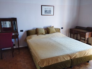 2 bedrooms, iron/ironing board, free WiFi, bed sheets - Apartment 'Suite in Villa Con Parco' with Private Terrace, Wi-Fi and Air Conditioning (Varese)