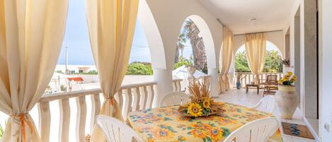 تناول الطعام بالخارج