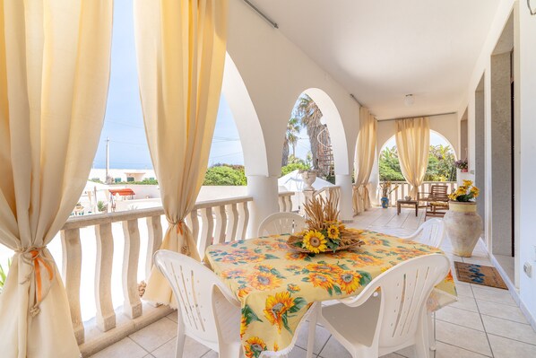 تناول الطعام بالخارج